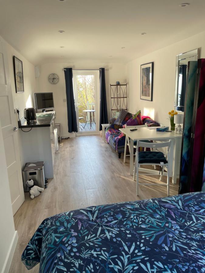 Apartment Annie *